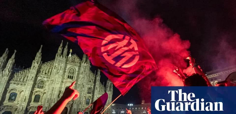 Aficionados celebrando con bandera en la plaza