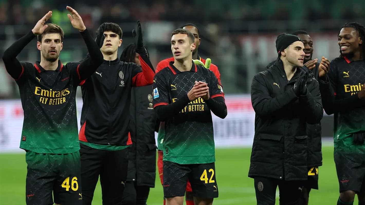 Jugadores de AC Milan aplaudiendo tras el partido