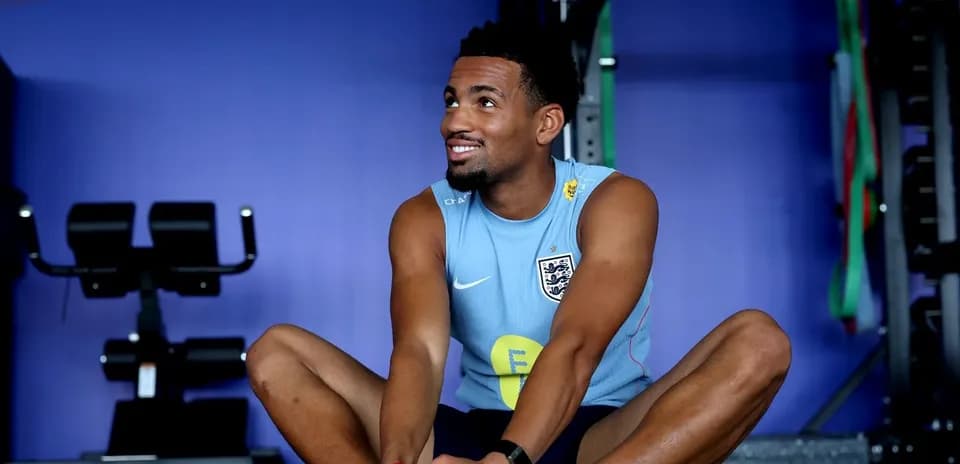 Jugador de Inglaterra estirándose en gimnasio