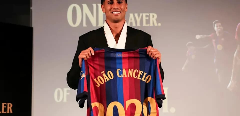 João Cancelo presenta su camiseta del FC Barcelona