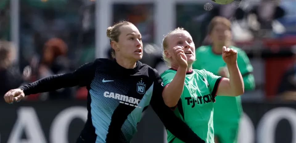 Jugadoras compitiendo por el balón en el partido