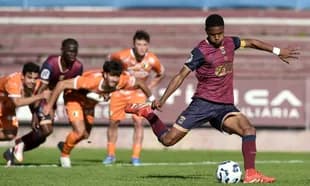 Jugador ejecutando un tiro penal en el partido