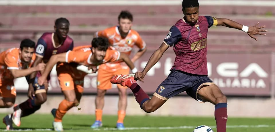 Jugador ejecutando un tiro penal en el partido