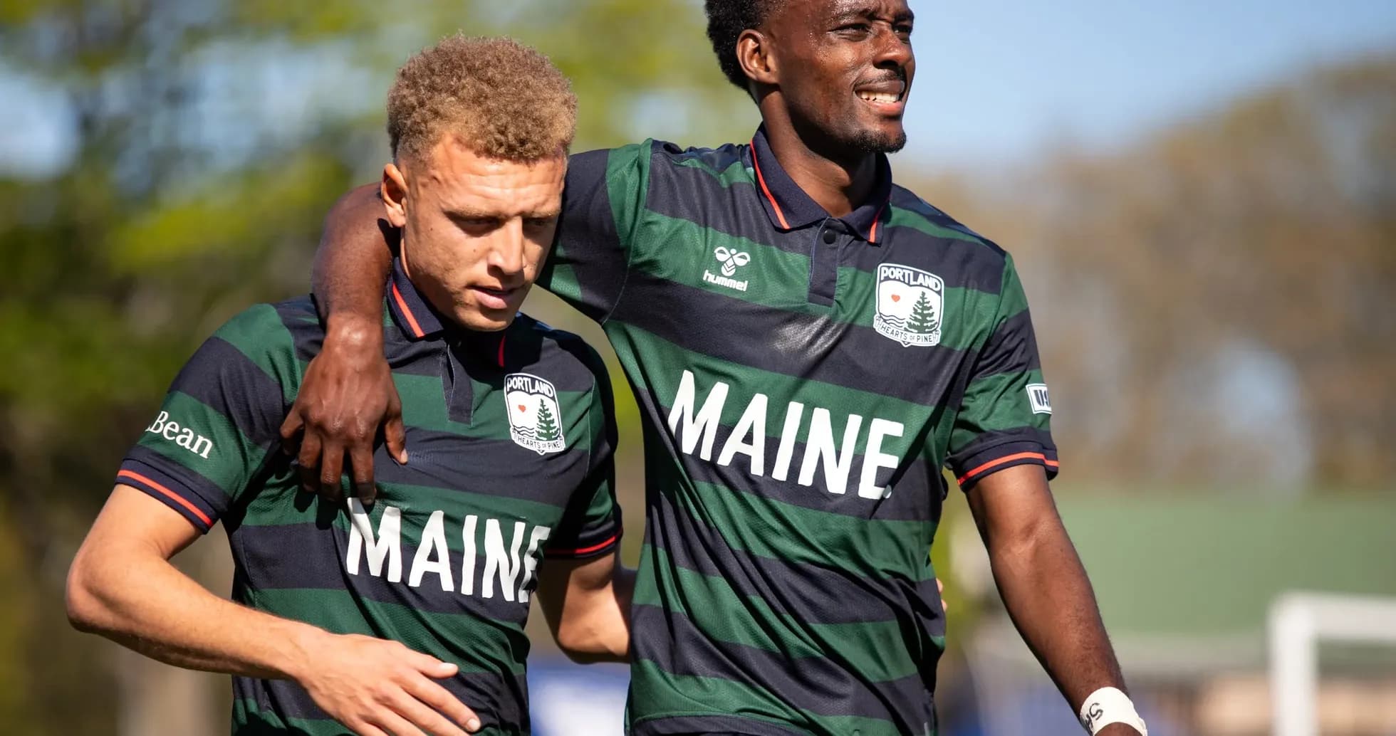 Dos jugadores del Portland Hearts of Pine sonriendo
