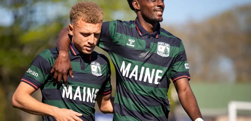 Dos jugadores del Portland Hearts of Pine sonriendo