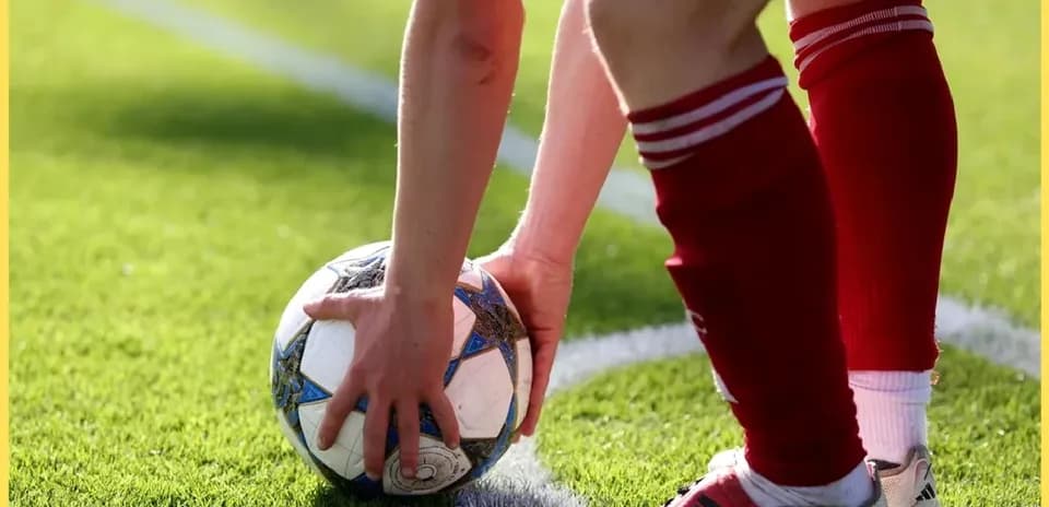 Jugador colocando el balón para un saque de esquina