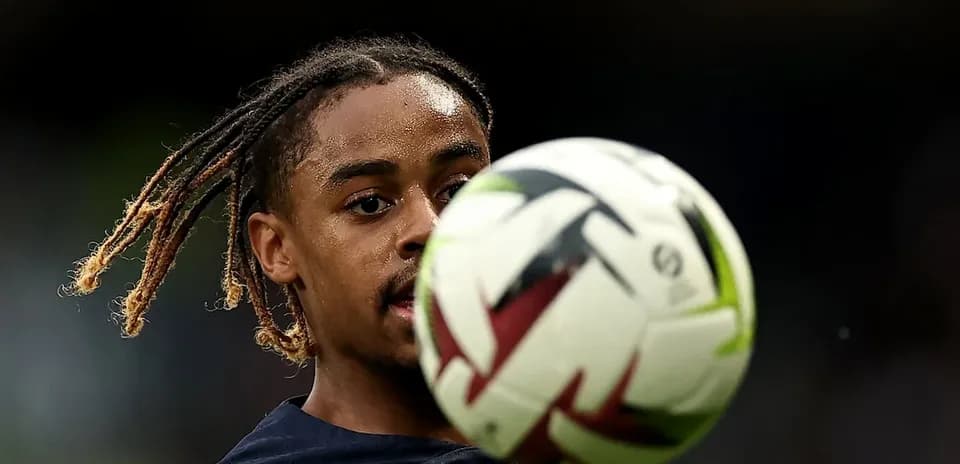 Jugador controlando el balón durante el entrenamiento