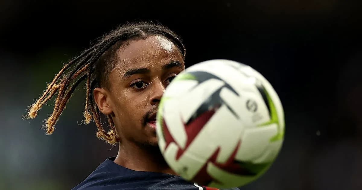 Jugador controlando el balón durante el entrenamiento