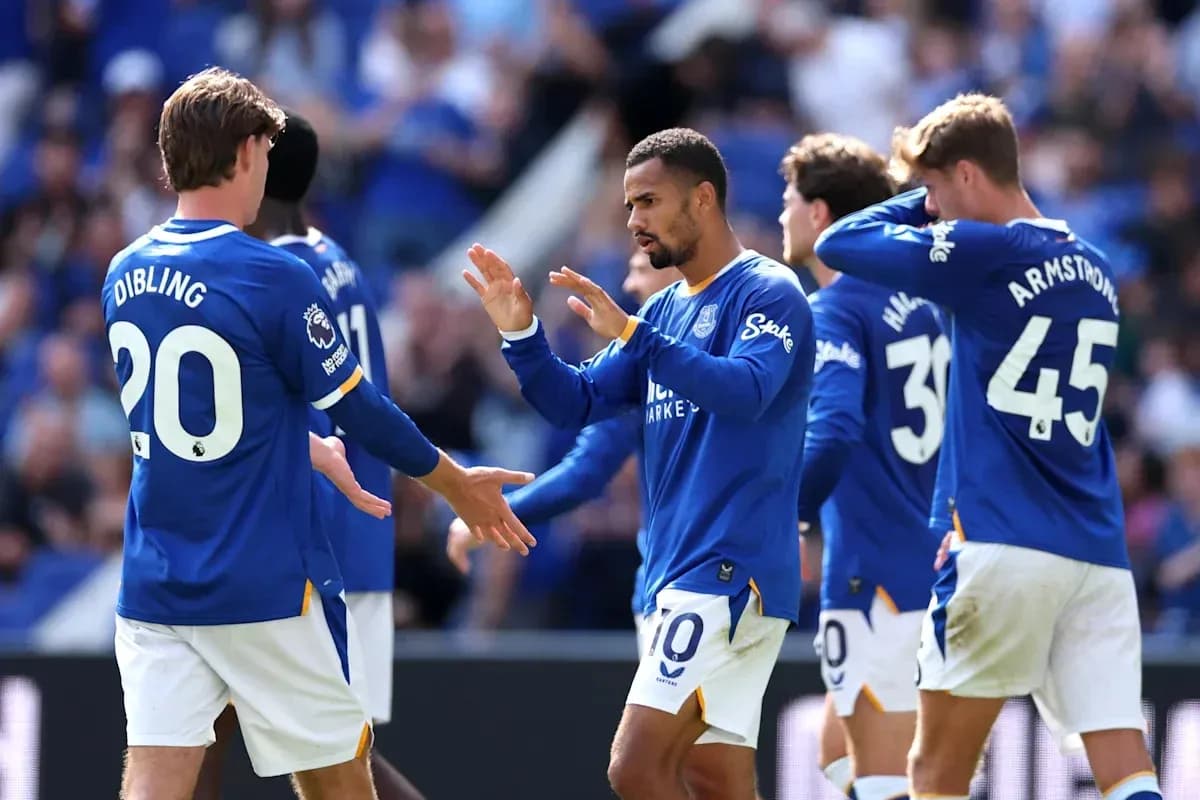 Jugadores de Everton celebrando un gol en el partido