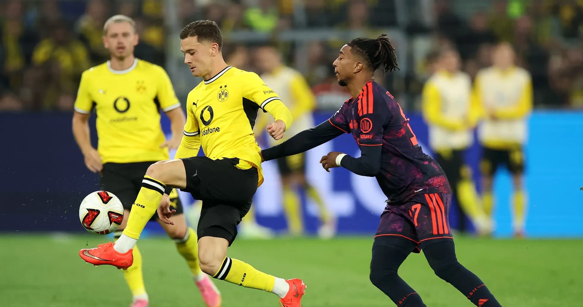 Jugador de Borussia Dortmund controla el balón en el partido
