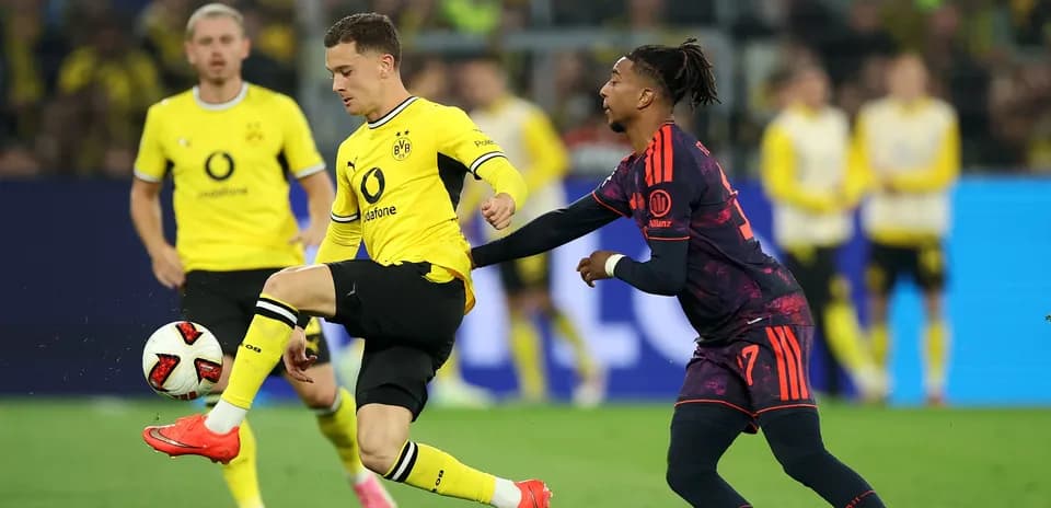 Jugador de Borussia Dortmund controla el balón en el partido