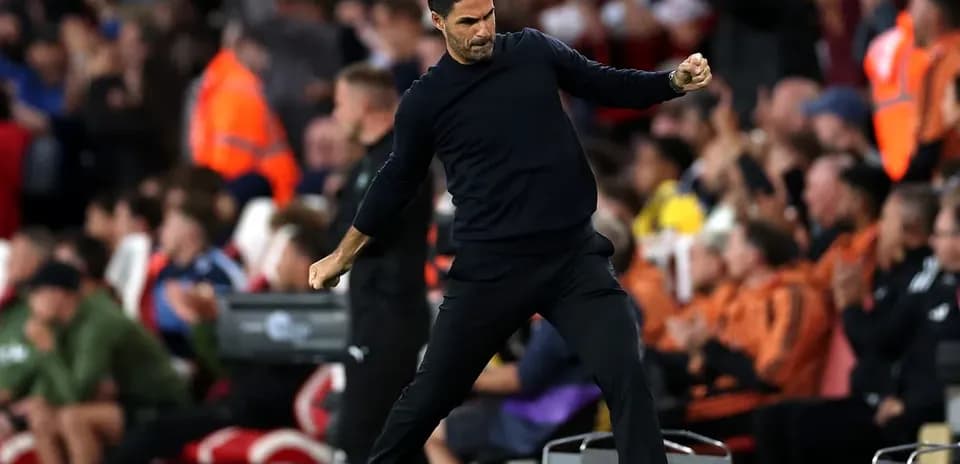 Entrenador celebrando en la línea de banda durante partido