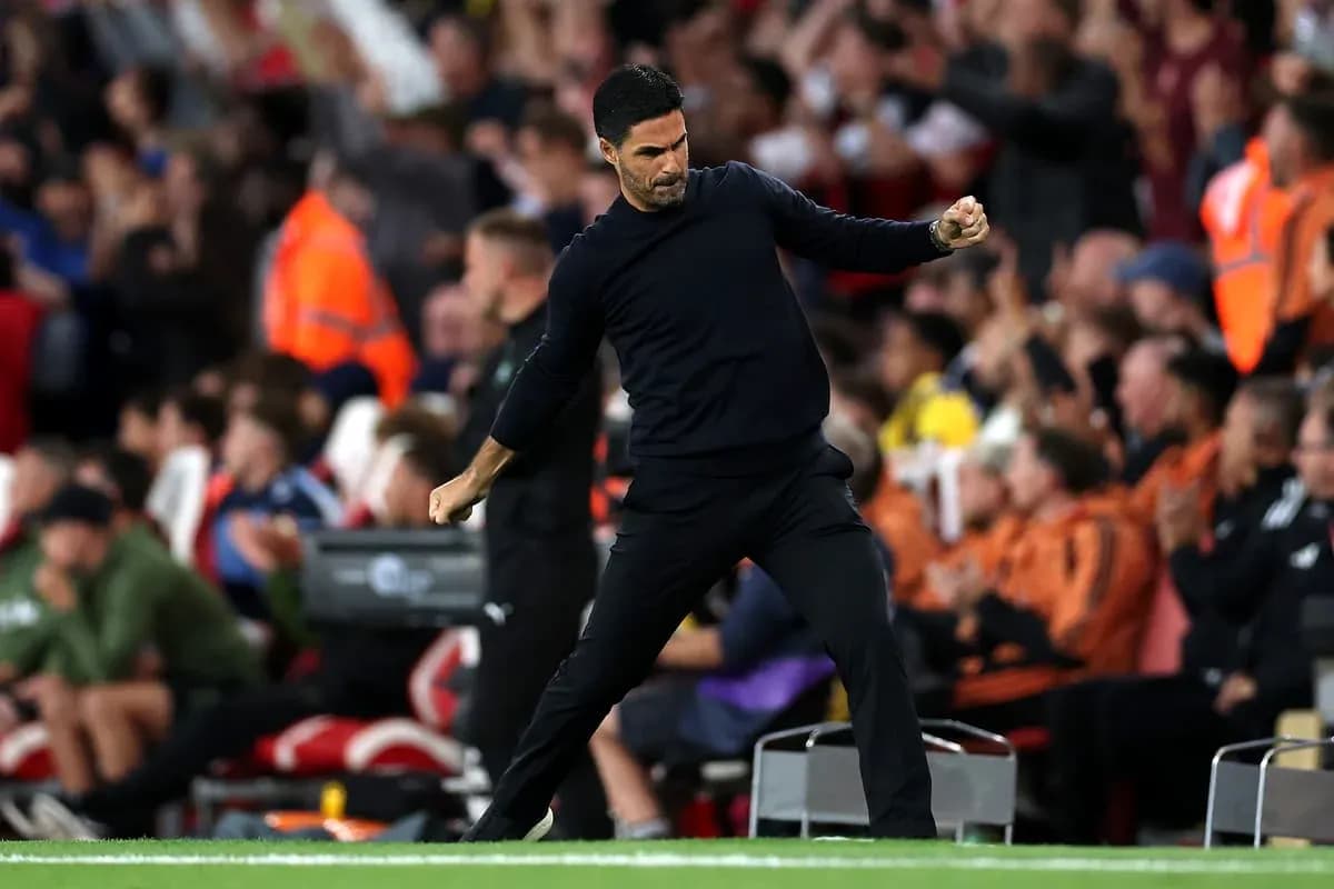 Entrenador celebrando en la línea de banda durante partido