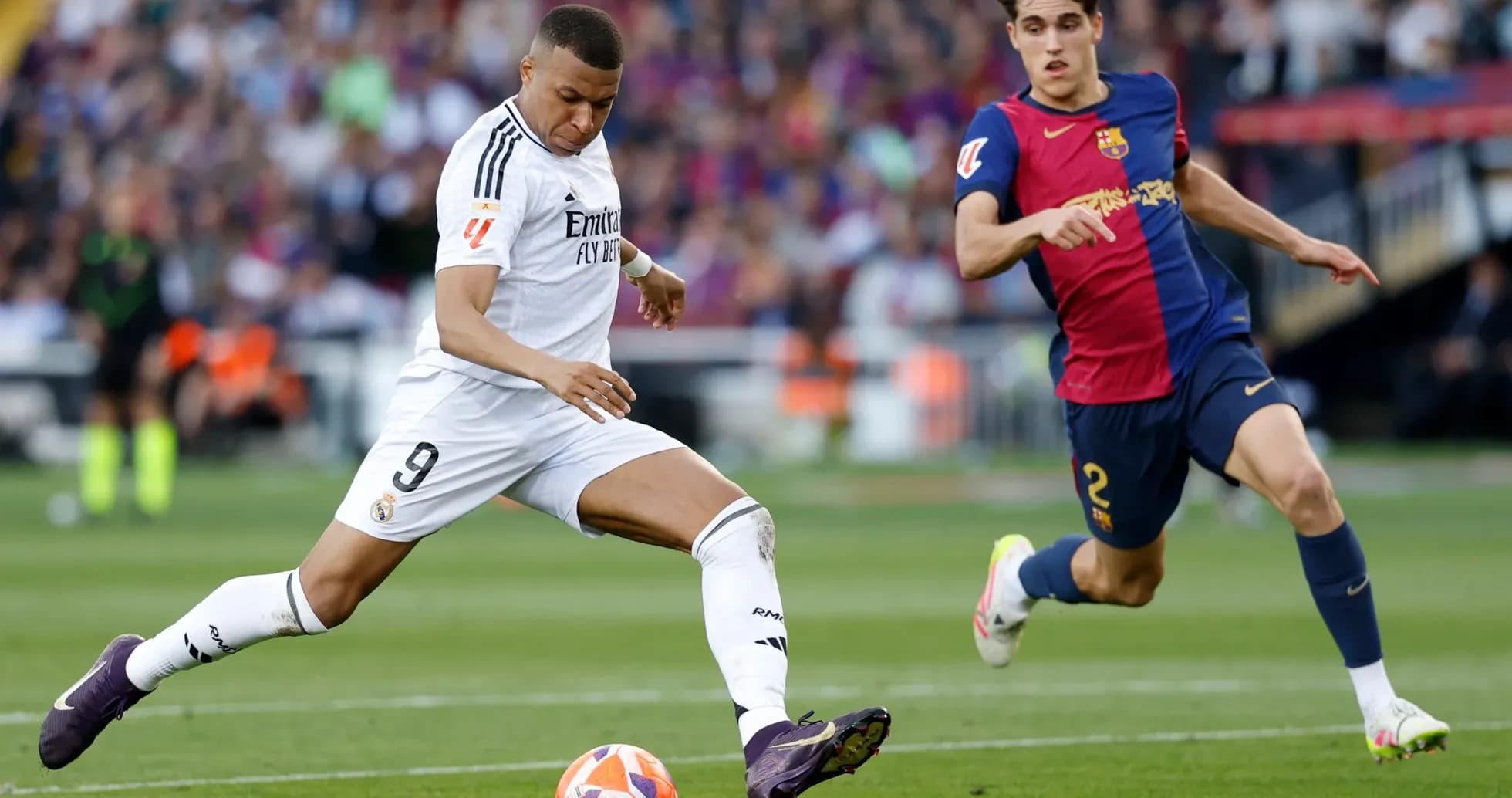Jugador de Real Madrid contra jugador de Barcelona