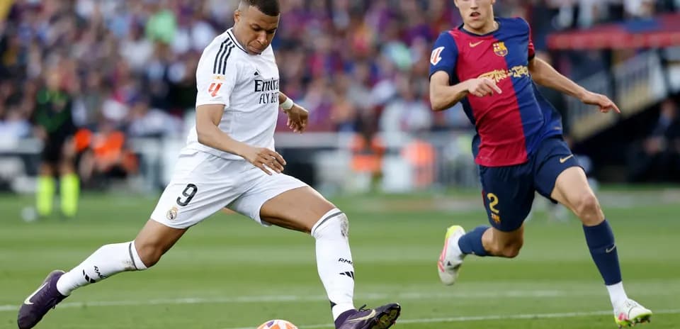 Jugador de Real Madrid contra jugador de Barcelona