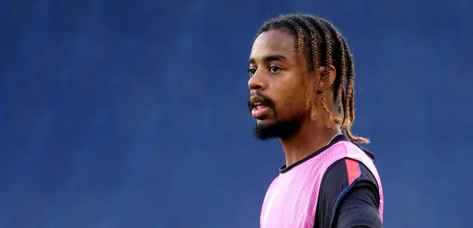 Jugador en entrenamiento con camiseta de práctica rosa