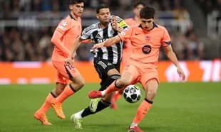 Jugadores de Barcelona y Newcastle en acción