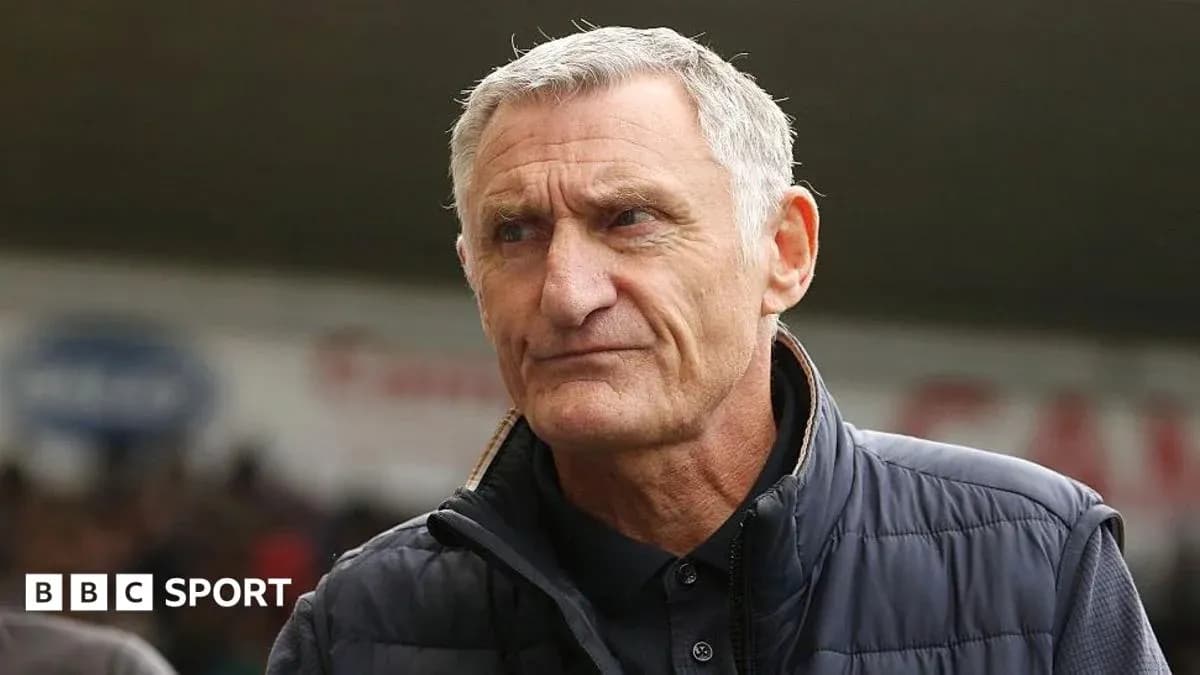 Entrenador mirando hacia el campo durante partido