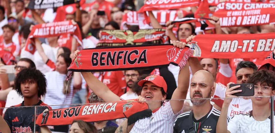 Aficionados de Benfica con bufandas en el estadio