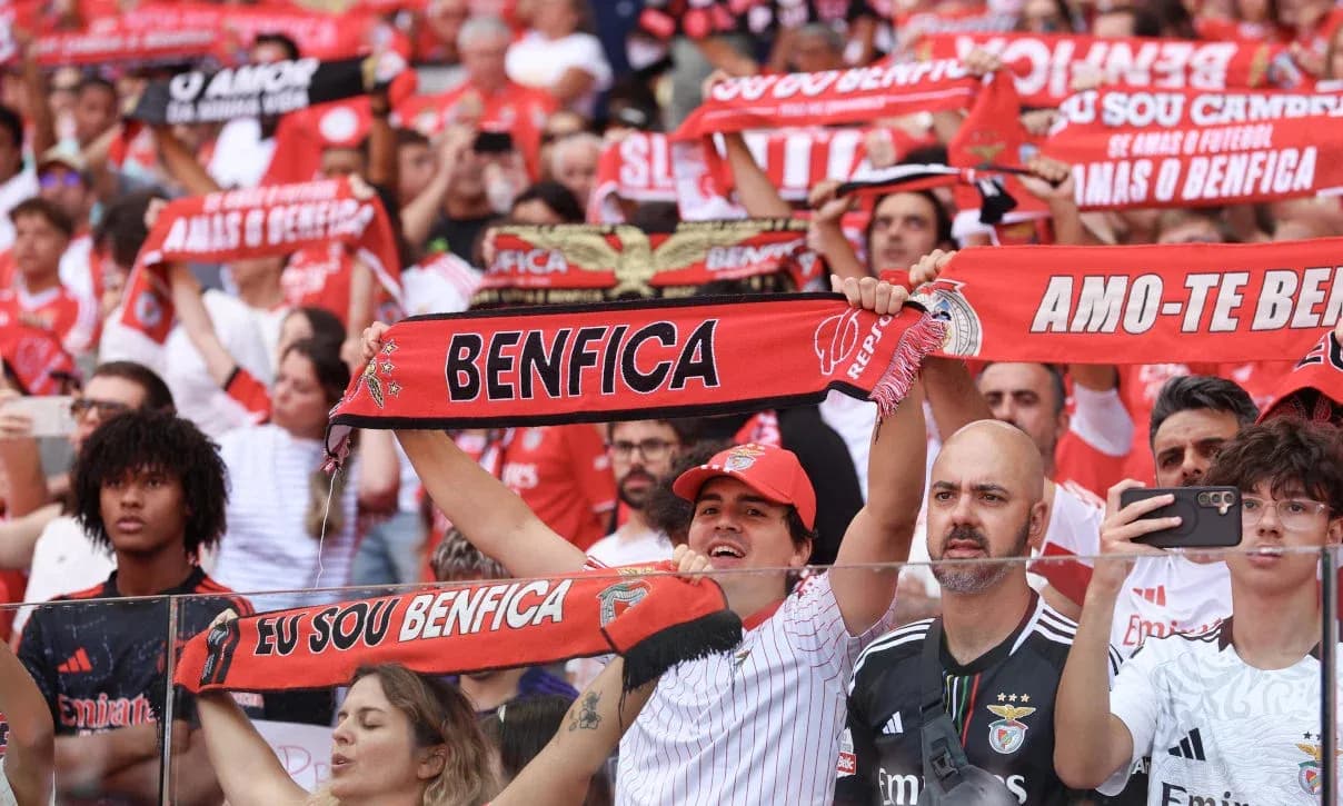 Aficionados de Benfica con bufandas en el estadio