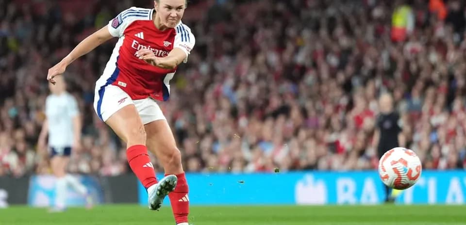 Una jugadora de Arsenal pateando el balón