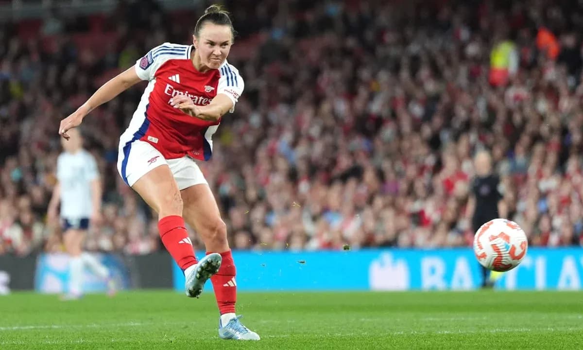 Una jugadora de Arsenal pateando el balón