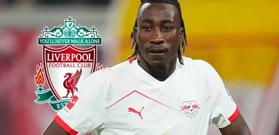 Jugador de RB Leipzig frente al logo de Liverpool