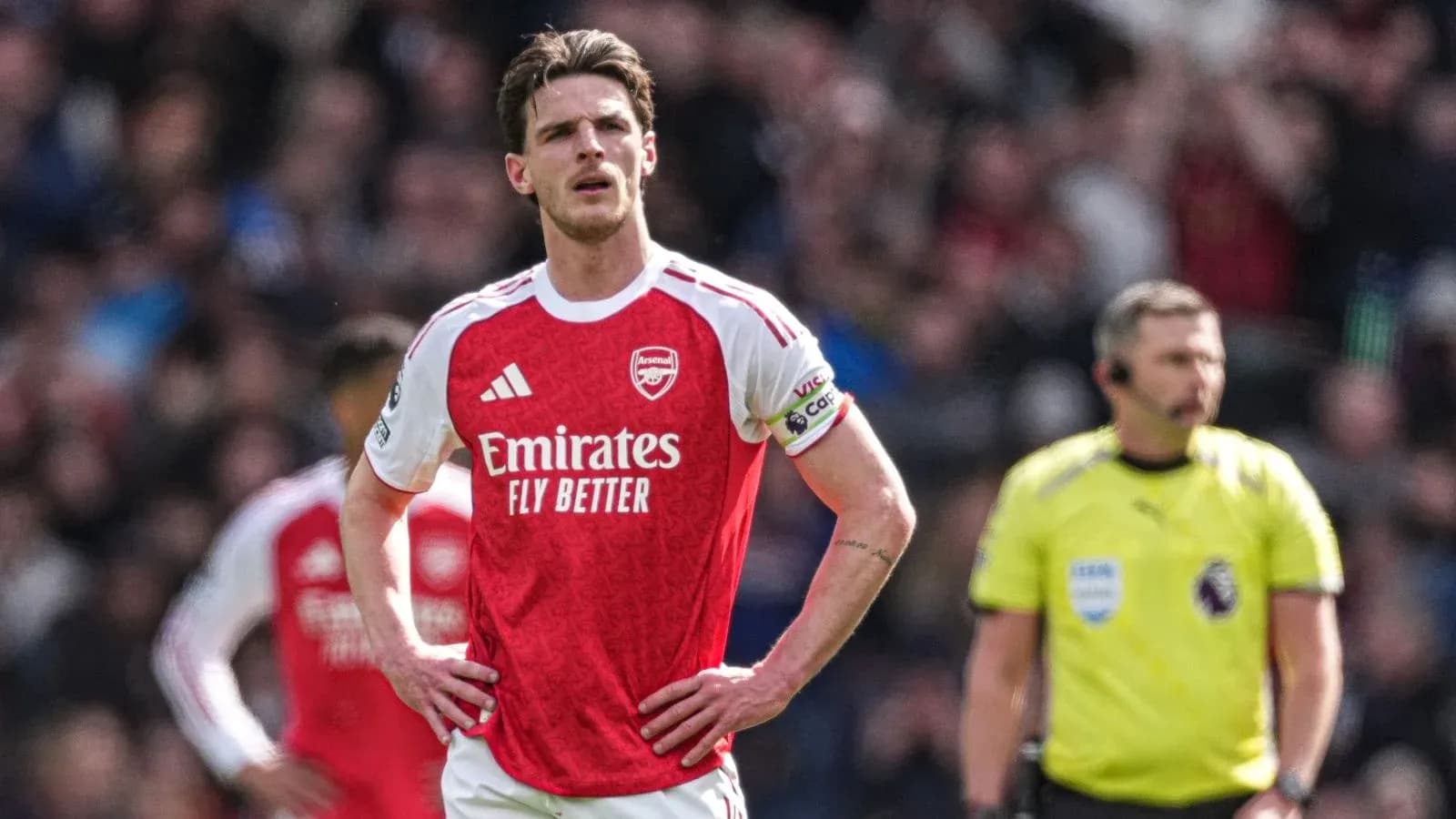 Jugador de Arsenal en el campo durante un partido