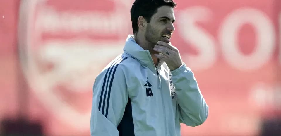 Entrenador observando durante sesión de entrenamiento
