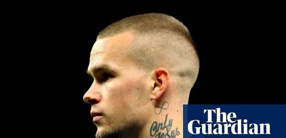 Jugador con corte de cabello corto y tatuajes visibles