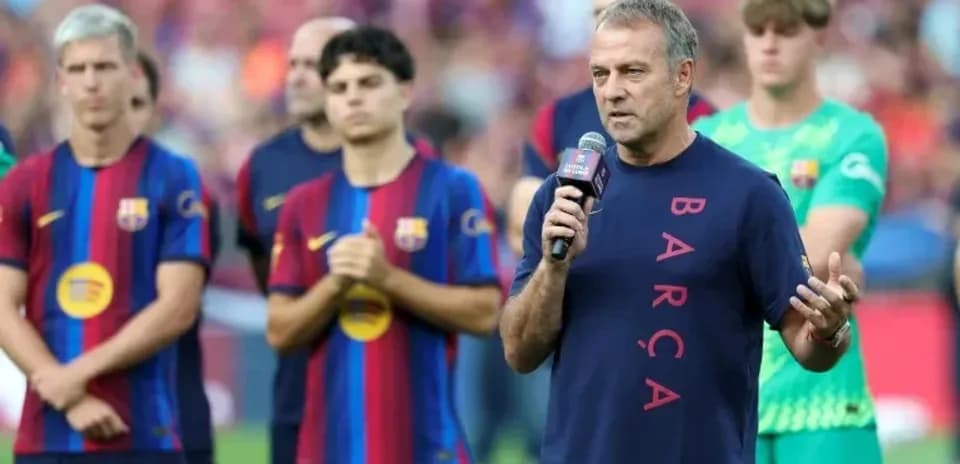 Entrenador hablando frente a jugadores del Barcelona