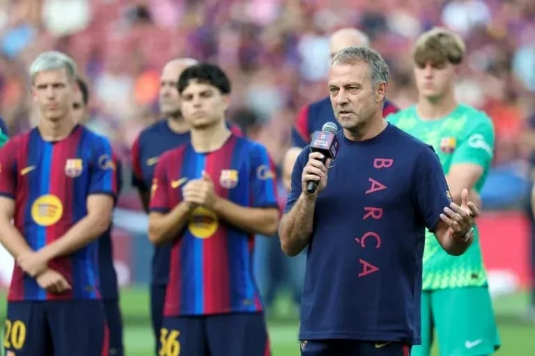 Entrenador hablando frente a jugadores del Barcelona