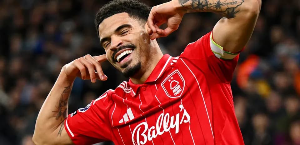 Jugador celebrando un gol con gesto de diversión