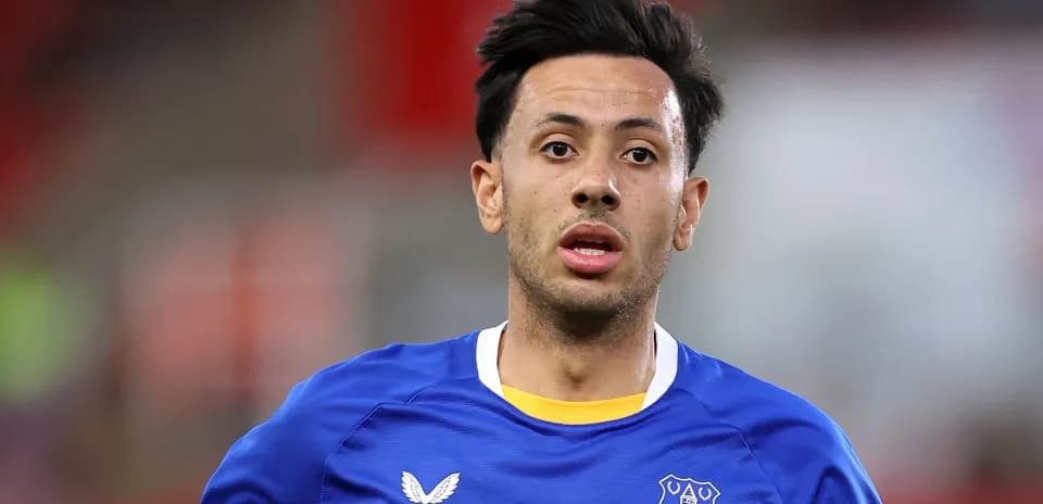 Jugador de Everton corriendo en el campo