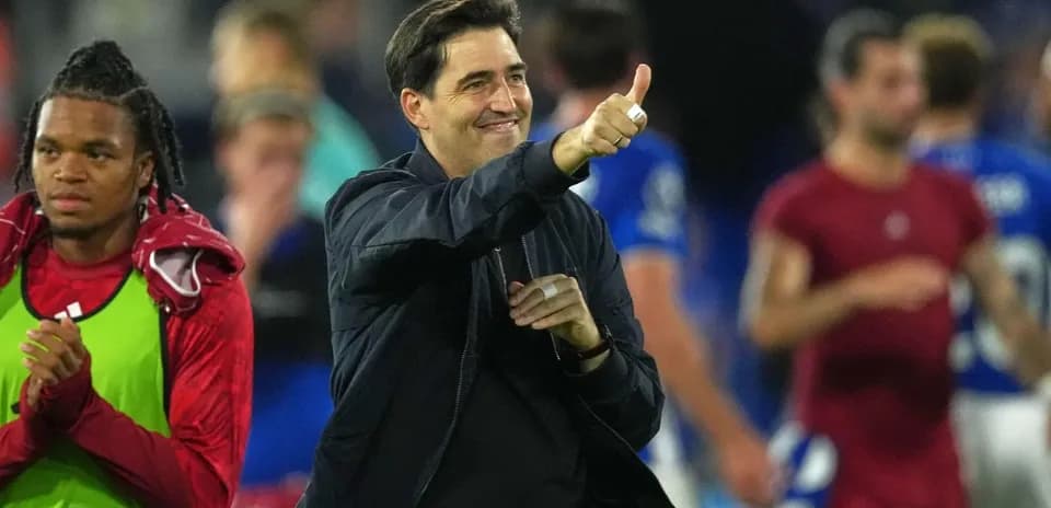 Entrenador sonriente aplaudiendo después del partido