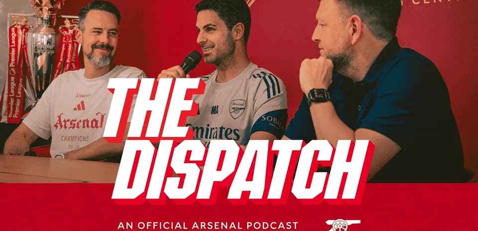Tres presentadores en un podcast oficial de Arsenal