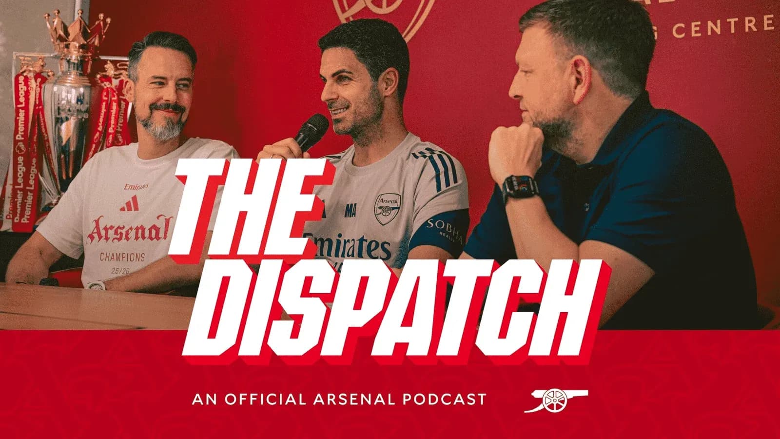 Tres presentadores en un podcast oficial de Arsenal