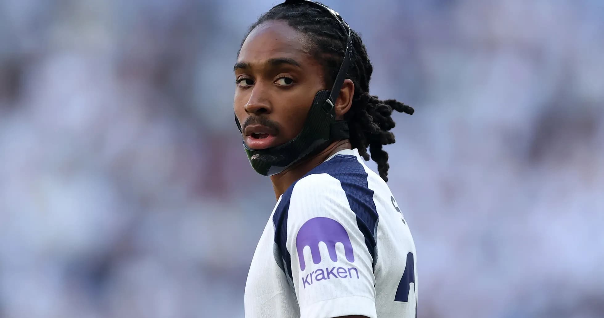 Jugador en el campo con máscara facial durante partido