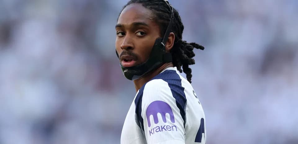 Jugador en el campo con máscara facial durante partido