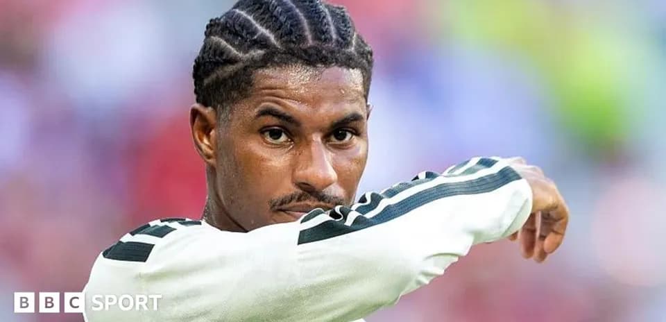 Jugador señalando durante un partido de fútbol