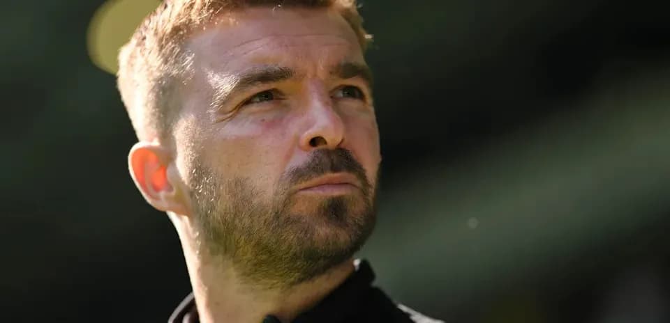 Entrenador observando el campo antes del partido