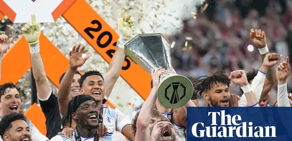 Jugadores celebrando con el trofeo de la competición