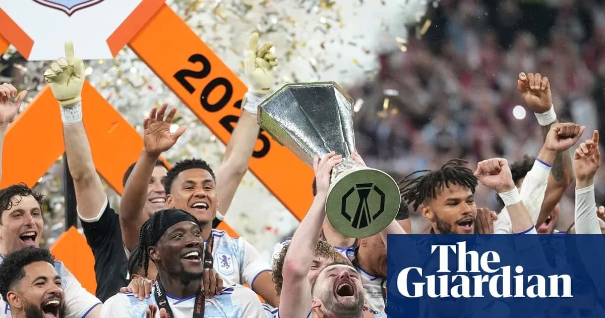 Jugadores celebrando con el trofeo de la competición