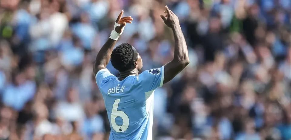 Jugador levantando las manos en celebración en el estadio