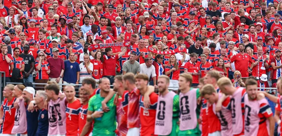 Noruega presenta queja formal por la intervención de Donald Trump en la controversia del cartón rojo de Folarin Balogun