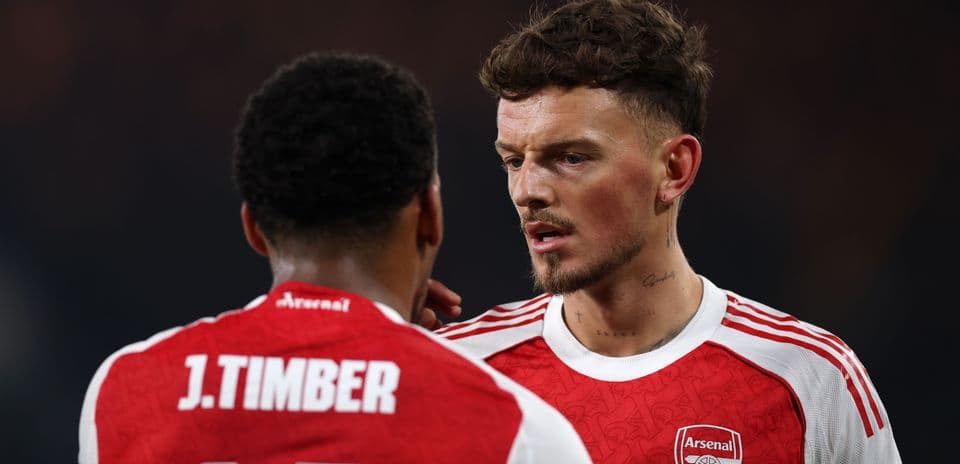 El reto físico que enfrentan Ben White y Jurrien Timber en el esquema táctico del Arsenal