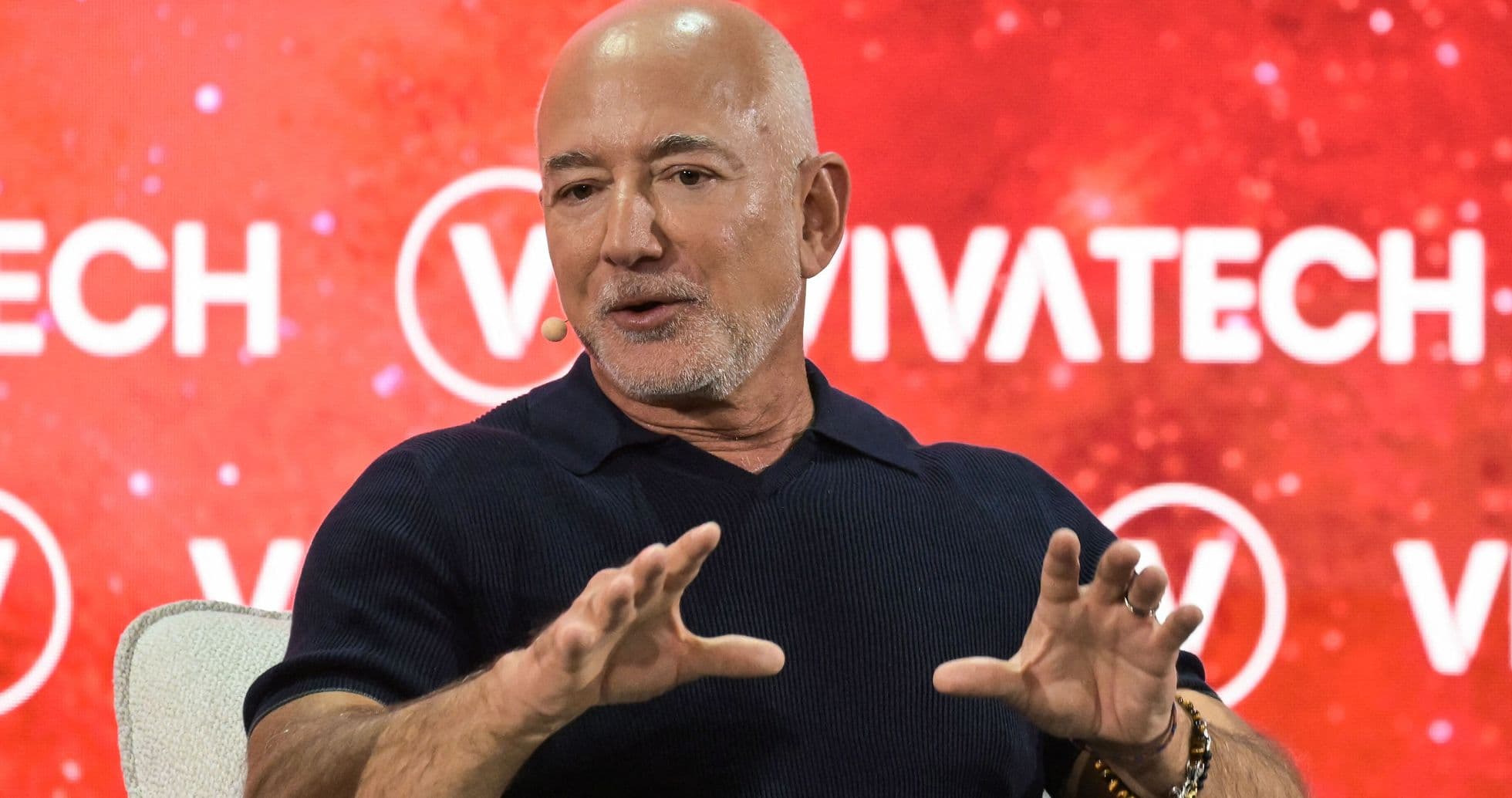 Grupo de aficionados del Liverpool exige claridad sobre inversión propuesta de Jeff Bezos