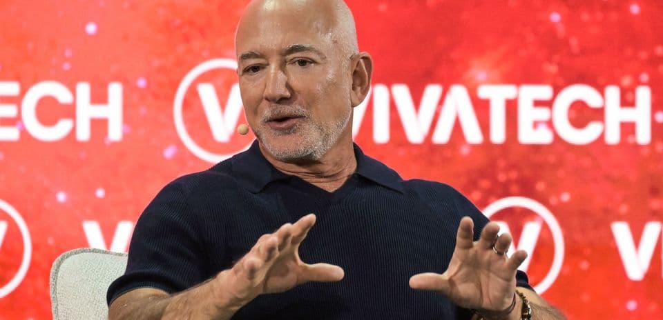 Grupo de aficionados del Liverpool exige claridad sobre inversión propuesta de Jeff Bezos