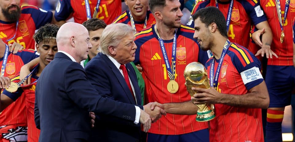 Un Mundial entre el Fútbol Brillante y la Controversia Administrativa