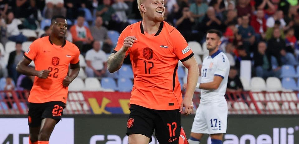 ¡Doble Mexx! El joven de AZ cumple su sueño con dos goles decisivos en la victoria de Países Bajos sobre Serbia